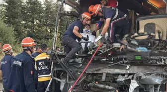 Yolcu otobüsü soğan yüklü kamyona arkadan çarptı: Ölü ve yaralılar var