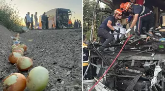 Yolcu otobüsü soğan yüklü kamyona arkadan çarptı: Ölü ve yaralılar var