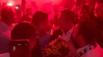 Ali Koç'a meşaleli karşılama! Söylenen o beste dikkat çekti