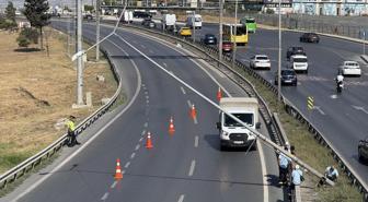 Şiddetli rüzgar aydınlatma direğini devirdi, E-5 trafiğe kapatıldı