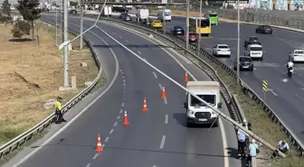 AKOM'un uyarısının ardından İstanbul'da direk devirdi, E-5 kapandı