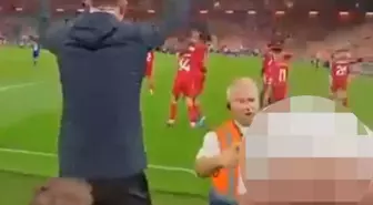 Son dakikalarda gelen gol sonrası arkadaşının şortunu indirdi