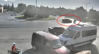 Otomobilin çarptığı motosiklet sürücüsü metrelerce sürüklendi
