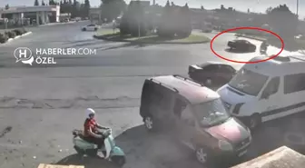 Otomobilin çarptığı motosiklet sürücüsü metrelerce sürüklendi