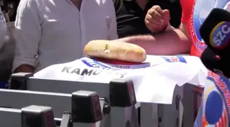 Memurlar sokağa indi! Çalışma Bakanlığı'nın önüne ekmek bıraktılar