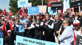 İş bırakan memurlar Hazine ve Maliye Bakanlığı'nın önünde resti çekti: Alnını karışlarım