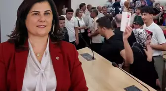 Çerçioğlu gerilimi sürüyor! Belediye meclis salonuna girip CHP logolu kartları yere attılar