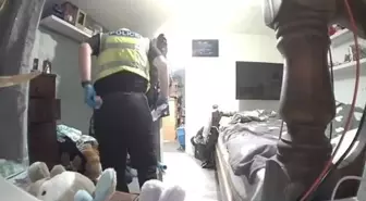 Polis, arama yaptığı evde ev sahibi kadının iç çamaşırlarını çaldı