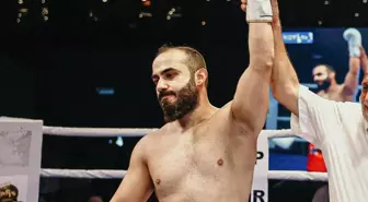 Polis memuru, kick boks müsabakasında Pakistanlı rakibini ikinci rauntta nakavt ederek şampiyon oldu