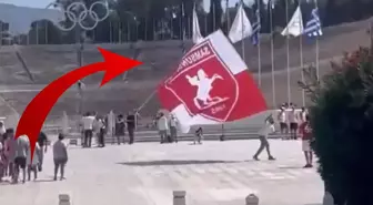 Bir Samsunspor taraftarı, Yunanistan'ın ortasında Atatürk logolu bayrağı dalgalandırdı