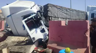 Ölümle biten tesadüf! Kafa kafaya çarpışan 2 tırın sürücüsü kardeş çıktı