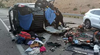 Hafif ticari araç ile otomobil kafa kafaya çarpıştı: 4 ölü, 2 yaralı