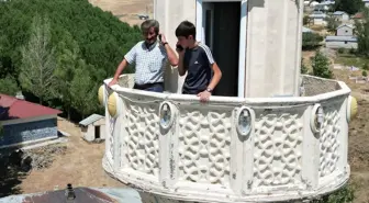 Telefonla konuşmak için minareye çıkıyorlar