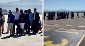 Bakan Ersoy, vatandaşlarla uçak sırası bekledi! İşte o anlar