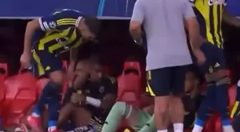 Fenerbahçe yedek kulübesinde yayına yansıyan tartışma