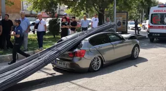 Lüks araç tonlarca demirin altında kaldı, herkes telefona sarıldı