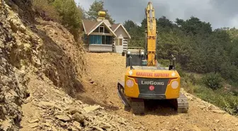Yıkım kararı gelen evini karadan yürüterek yürüterek kaçırdı
