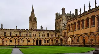 AK Partili Rümeysa Kadak, Oxford'un yeni reklam yüzü oldu