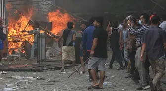 Nepal'de protestolar şiddetlendi! Eski başbakanın eşi yanarak can verdi