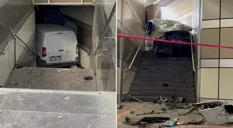 Lastiği patlayan araç metroya daldı, merdivenlerde sıkıştı