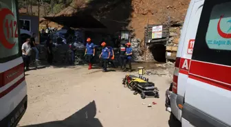 Göçük altında kalan 2 işçiyi kurtarma çalışmaları 24 saattir sürüyor