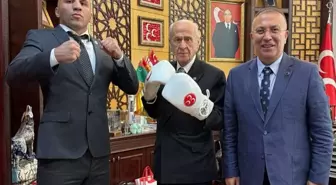 MHP lideri Devlet Bahçeli gardını aldı, boks eldivenleriyle poz verdi
