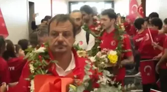 Avrupa ikincisi 12 Dev Adam, yurda döndü