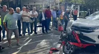 İki otomobilin arasında kağıt gibi ezildi! Motosiklet üzerindeki 2 kişi ölümden döndü