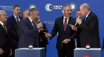 Cumhurbaşkanı Erdoğan'ın temel atma töreninde firma yetkilisini terlettiği anlar