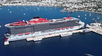 Dev gemi Bodrum'a demir attı, yüzlerce turist sel oldu ilçeye aktı