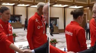 İlkin Aydın'ın Cumhurbaşkanı Erdoğan'ı ziyaretindeki tavırları izleyenleri ikiye böldü