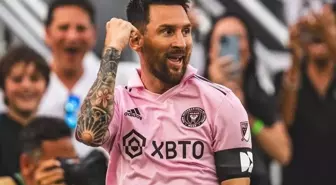Lionel Messi imzayı atıyor