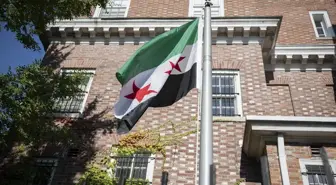 10 yıl sonra bir ilk: Suriye bayrağı, Washington'da göndere çekildi