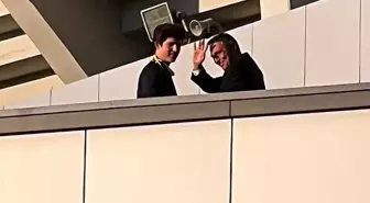 Ali Koç, oğluyla birlikte stadyum dışında bekleyen taraftarları selamladı
