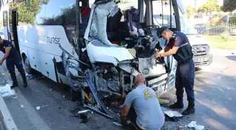Alanya'da tur ve yolcu midibüsü çarpıştı: 15 yaralı