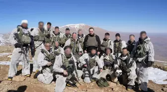 İsrailli bakan, askerlerle dağa çıkıp poz verdi: Hermon'dan ayrılmayacağız