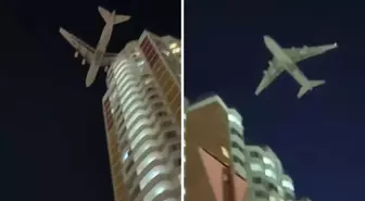 Dünyanın en büyük kargo uçağı droneden kaçarken az daha binalara çarpıyordu