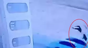 Yola fırlayan çocukları kurtarmak isterken hayatını kaybetti