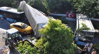 İki araç ile polis memuruna çarpan tır körpüden uçtu; 1 ölü, 2 yaralı