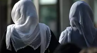 KKTC'de liselerde başörtüsünü serbest bırakan tüzüğü Anayasa Mahkemesi iptal etti