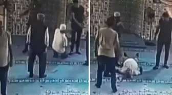 Namaz sonrası bir anda yere yığıldı! O anlar kameralarda