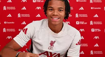 17 yaşındaki yıldız, Liverpool ile ilk profesyonel sözleşmesini imzaladı
