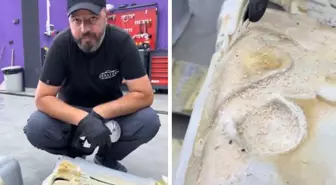 Oto yıkamacı aracın döşemesini söktü, görüntü mide bulandırdı