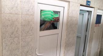 Cami tuvaletinin camını yumrukla parçaladı, kolu kanlar içinde asılı kaldı