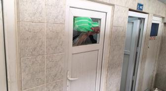 Cami tuvaletinin camını yumrukla parçaladı, kolu kanlar içinde asılı kaldı