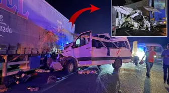 Tarım işçilerini taşıyan minibüs tıra çarptı: 3 ölü, 16 yaralı