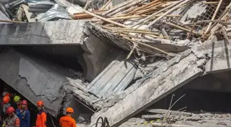 Endonezya'da yatılı okul çöktü: 3 ölü, 38 kişi enkaz altında
