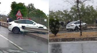 Böyle kaza görülmedi! Bariyer Tesla'yı delip geçti