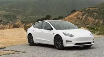 Böyle kaza görülmedi! Bariyer Tesla'yı delip geçti