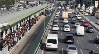 Deprem sonrası büyük panik! Aracını alan sokağa çıktı, trafik kilitlendi